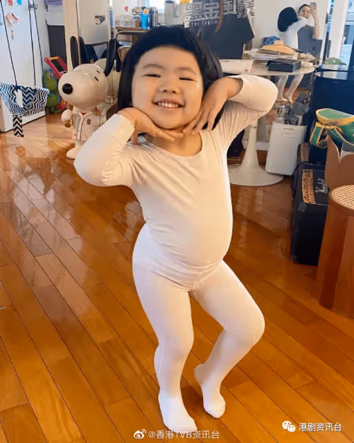 Lucy濃妝紅唇現身細妹Sucy百日宴!壓軸跳開花舞颱風強勁