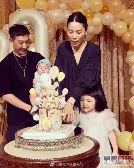 Lucy濃妝紅唇現身細妹Sucy百日宴!壓軸跳開花舞颱風強勁