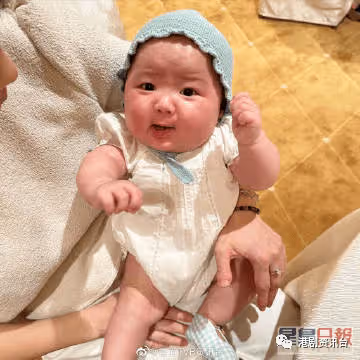 Lucy濃妝紅唇現身細妹Sucy百日宴!壓軸跳開花舞颱風強勁