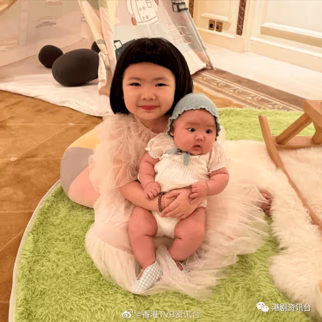 Lucy濃妝紅唇現身細妹Sucy百日宴!壓軸跳開花舞颱風強勁