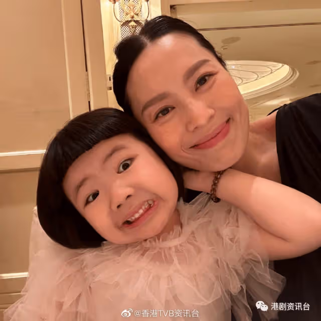 Lucy濃妝紅唇現身細妹Sucy百日宴!壓軸跳開花舞颱風強勁