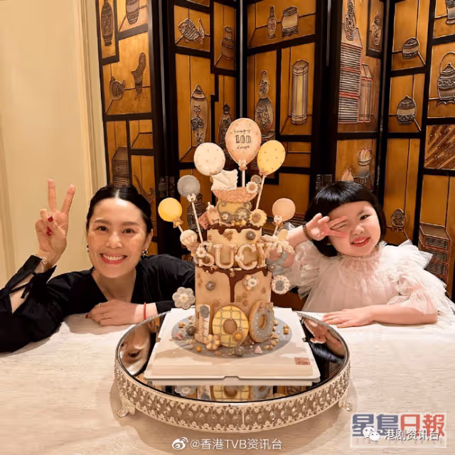 Lucy濃妝紅唇現身細妹Sucy百日宴!壓軸跳開花舞颱風強勁