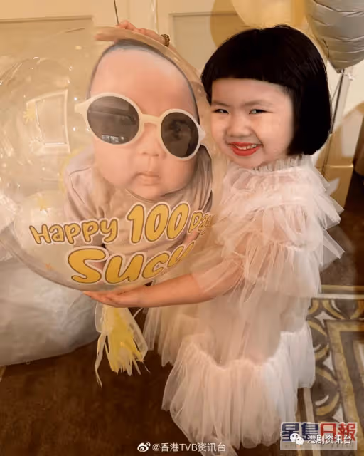 Lucy濃妝紅唇現身細妹Sucy百日宴!壓軸跳開花舞颱風強勁