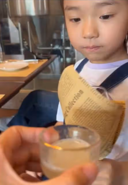 董璇慶祝女兒滿7歲,前夫高雲翔罕出鏡,陪小酒窩賣萌玩耍好有愛