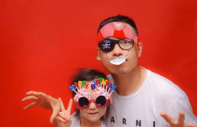 董璇慶祝女兒滿7歲,前夫高雲翔罕出鏡,陪小酒窩賣萌玩耍好有愛