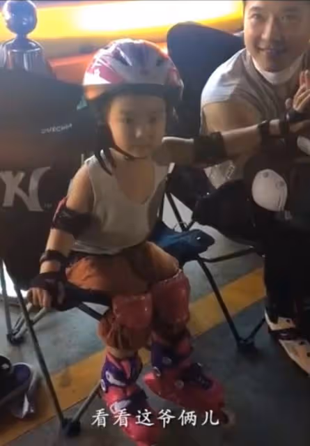 董璇慶祝女兒滿7歲,前夫高雲翔罕出鏡,陪小酒窩賣萌玩耍好有愛