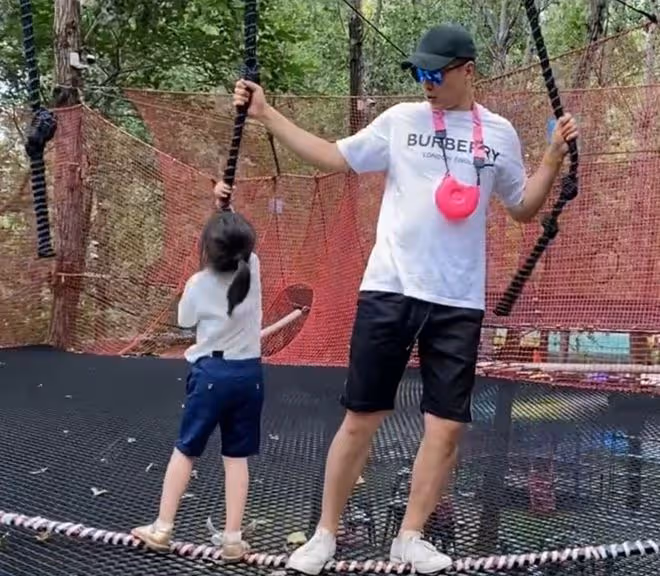 董璇慶祝女兒滿7歲,前夫高雲翔罕出鏡,陪小酒窩賣萌玩耍好有愛