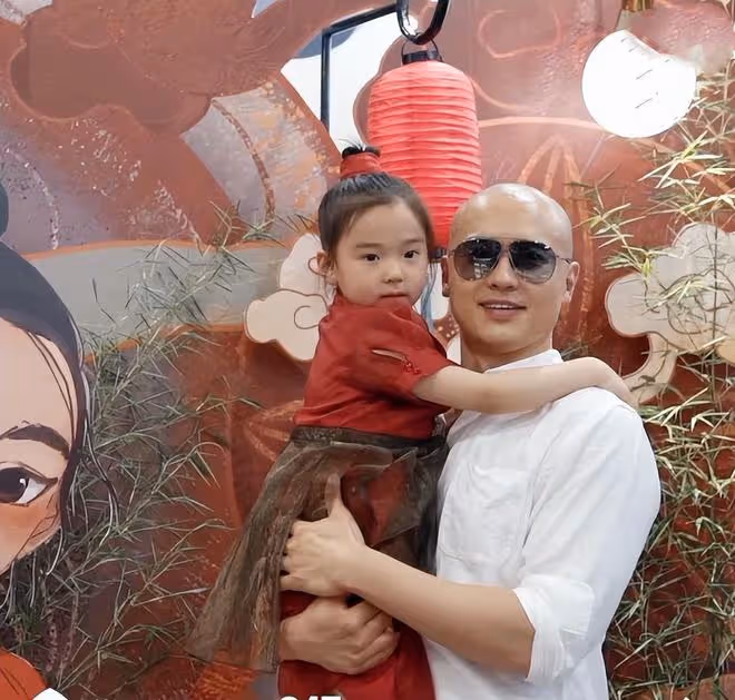 董璇慶祝女兒滿7歲，前夫高雲翔罕出鏡，陪小酒窩賣萌玩耍好有愛