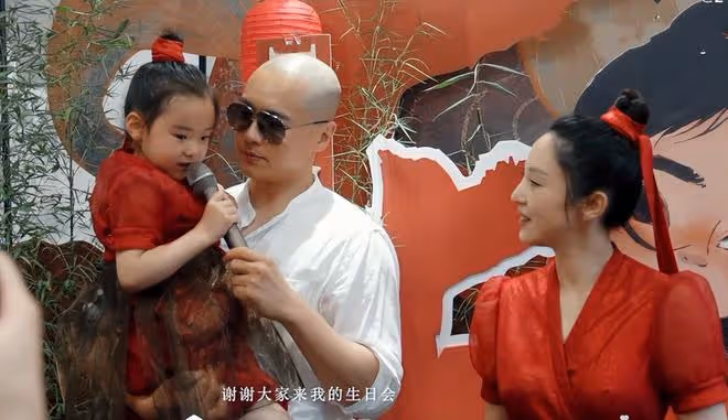 董璇慶祝女兒滿7歲，前夫高雲翔罕出鏡，陪小酒窩賣萌玩耍好有愛
