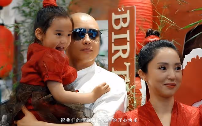 董璇慶祝女兒滿7歲，前夫高雲翔罕出鏡，陪小酒窩賣萌玩耍好有愛