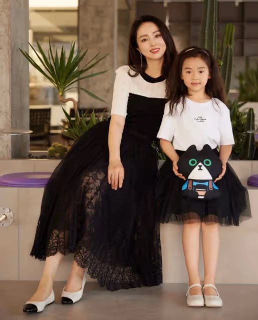 董璇慶祝女兒滿7歲，前夫高雲翔罕出鏡，陪小酒窩賣萌玩耍好有愛