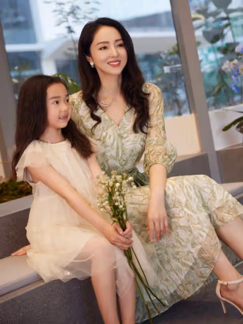 董璇慶祝女兒滿7歲，前夫高雲翔罕出鏡，陪小酒窩賣萌玩耍好有愛