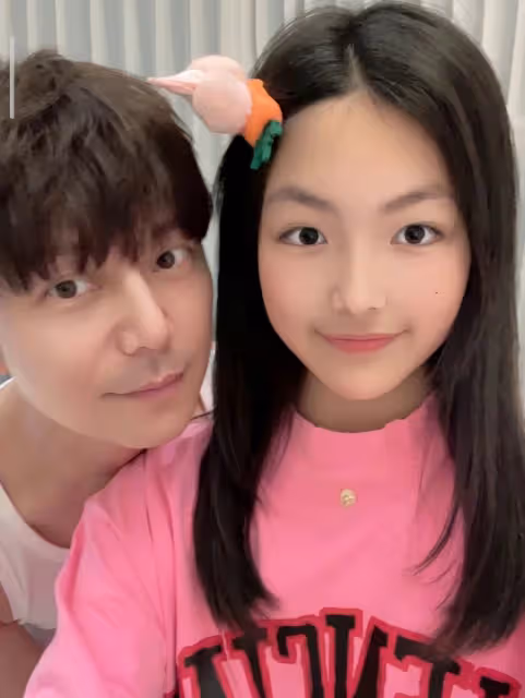 李湘女兒曬與何炅合照,13歲王詩齡長成靚麗美少女,何炅容顏未老