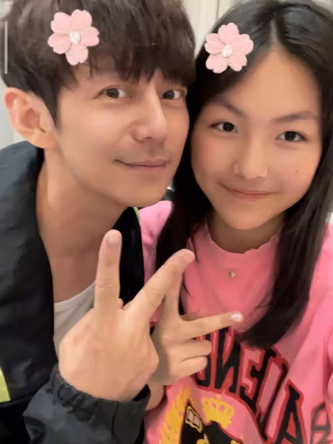 李湘女兒曬與何炅合照,13歲王詩齡長成靚麗美少女,何炅容顏未老