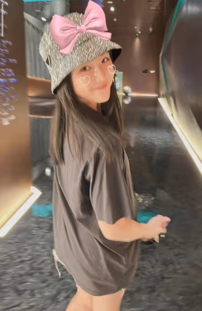 李湘女兒曬與何炅合照，13歲王詩齡長成靚麗美少女，何炅容顏未老