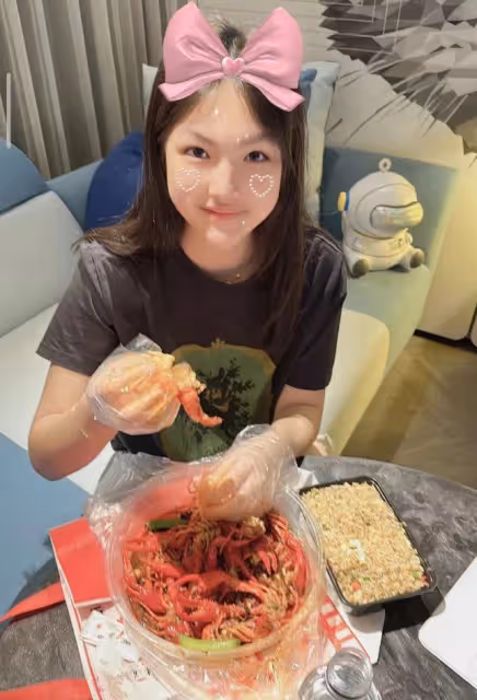 李湘女兒曬與何炅合照，13歲王詩齡長成靚麗美少女，何炅容顏未老