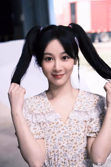 楊紫曬美照慶祝六一節,扎雙馬尾穿碎花裙賣萌,30歲少女感依舊