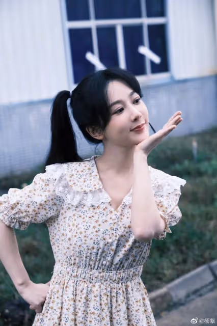 楊紫曬美照慶祝六一節,扎雙馬尾穿碎花裙賣萌,30歲少女感依舊