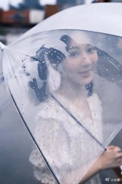 楊紫曬美照慶祝六一節,扎雙馬尾穿碎花裙賣萌,30歲少女感依舊