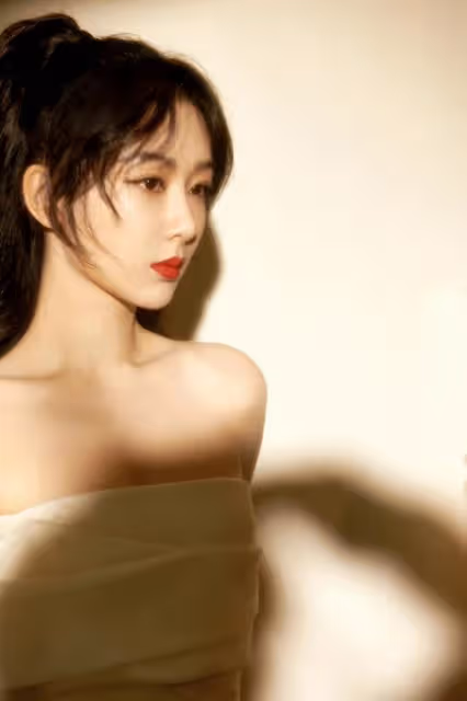 楊紫曬美照慶祝六一節，扎雙馬尾穿碎花裙賣萌，30歲少女感依舊
