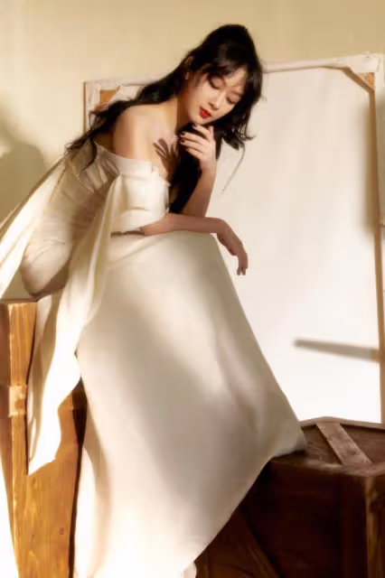 楊紫曬美照慶祝六一節，扎雙馬尾穿碎花裙賣萌，30歲少女感依舊