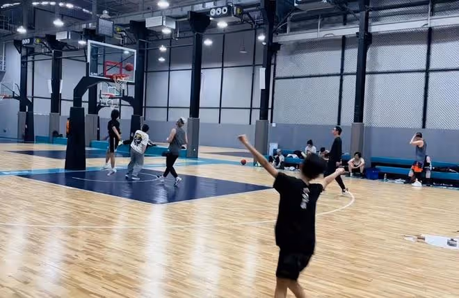 孫儷鄧超兒子近照,12歲等等和小夥伴打籃球,和爸爸一樣又高又帥