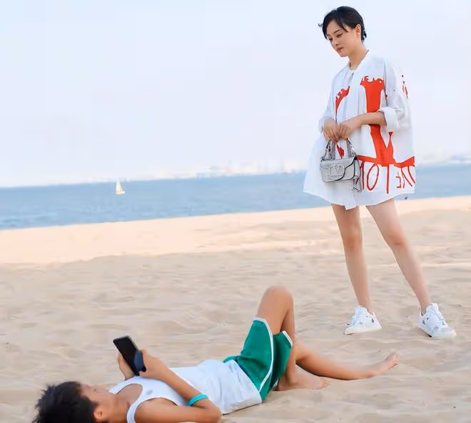 孫儷鄧超兒子近照,12歲等等和小夥伴打籃球,和爸爸一樣又高又帥