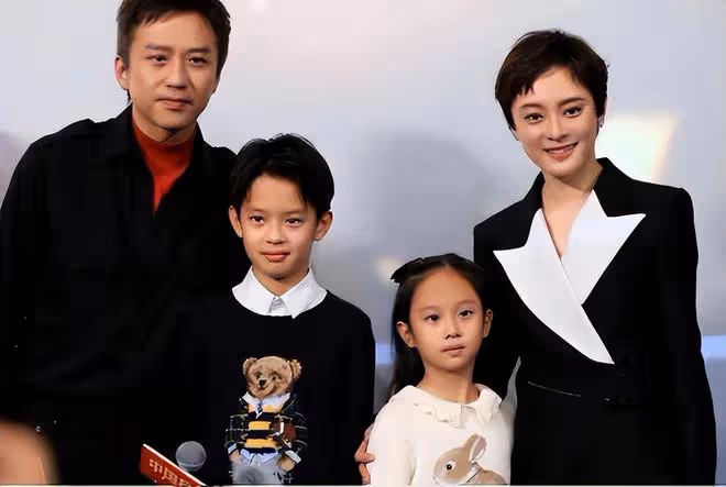 孫儷鄧超兒子近照,12歲等等和小夥伴打籃球,和爸爸一樣又高又帥