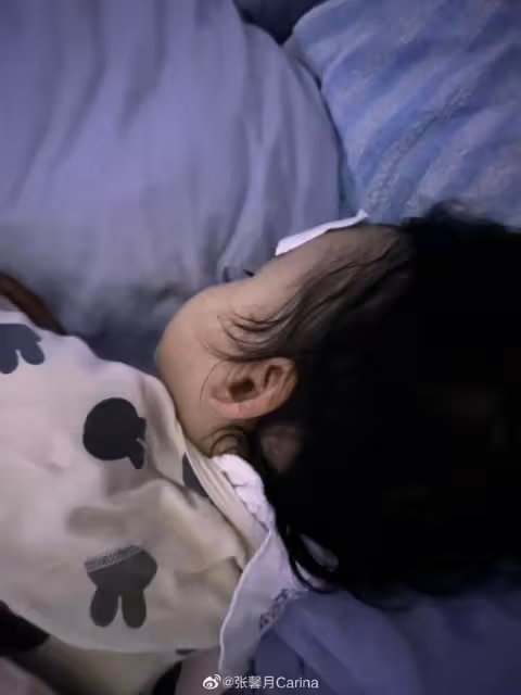 林峯愛女反覆發燒四天，張馨月熬夜照顧女兒，曬格格發燒照好心疼