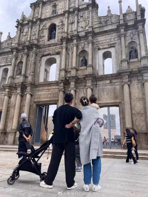 林峯愛女反覆發燒四天,張馨月熬夜照顧女兒,曬格格發燒照好心疼