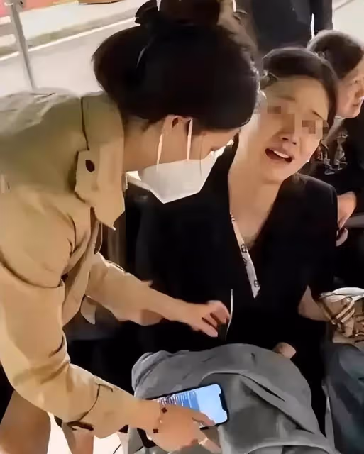 學生被撞死媽媽跳樓後續:家屬為母子舉辦葬禮,學校門口擺滿鮮花