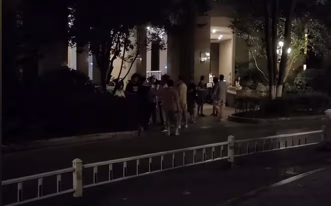 學生被撞死媽媽跳樓後續:家屬為母子舉辦葬禮,學校門口擺滿鮮花
