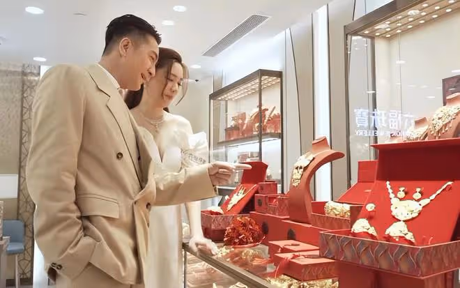 馬國明湯洛雯合體做新婚宣傳,女方陪嫁戒指與金器提前放彩蛋