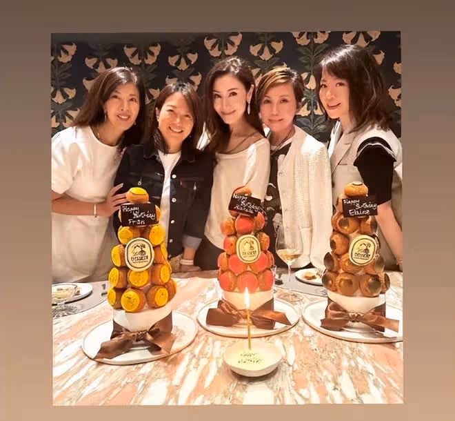 李嘉欣姐姐身價猛漲，61歲姐妹合影展現瑰麗容顏，不同凡響