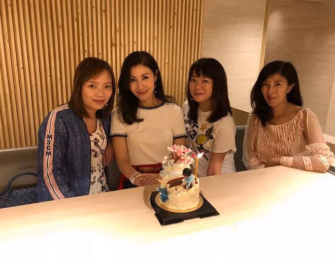 李嘉欣姐姐身價猛漲，61歲姐妹合影展現瑰麗容顏，不同凡響