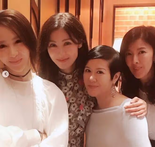李嘉欣姐姐身價猛漲,61歲姐妹合影展現瑰麗容顏,不同凡響