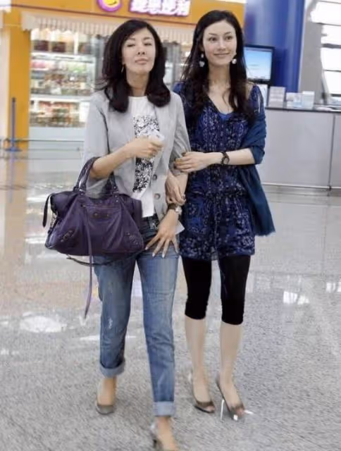 李嘉欣姐姐身價猛漲,61歲姐妹合影展現瑰麗容顏,不同凡響