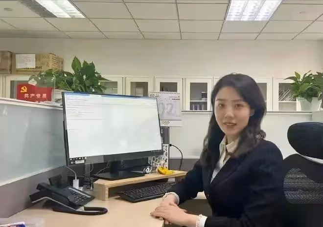 石油大亨小女友性感誘惑，身材瘦到驚人程度！整容後驚艷亮相！