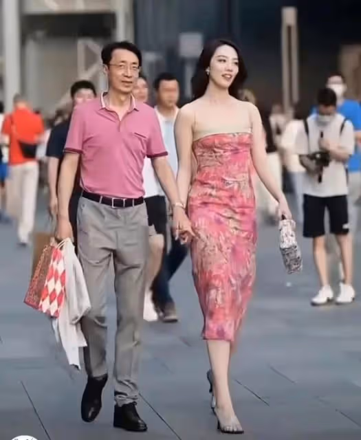 被胡總牽手的董小姐，私下熱愛曬身體，超多辣眼睛私密照被扒