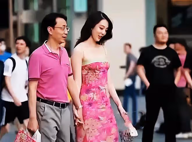 被胡總牽手的董小姐，私下熱愛曬身體，超多辣眼睛私密照被扒