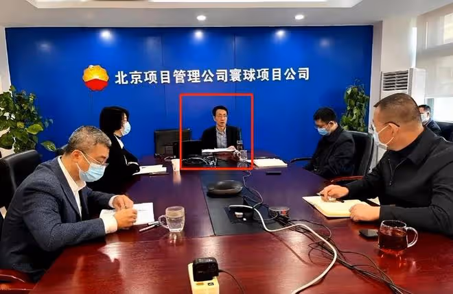 被胡總牽手的董小姐，私下熱愛曬身體，超多辣眼睛私密照被扒