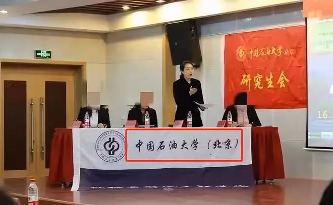 被胡總牽手的董小姐，私下熱愛曬身體，超多辣眼睛私密照被扒