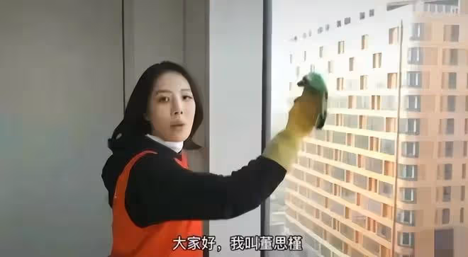 被胡總牽手的董小姐，私下熱愛曬身體，超多辣眼睛私密照被扒