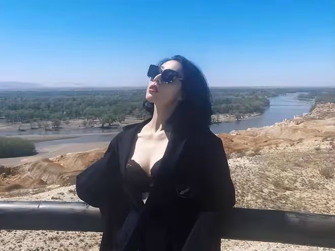 被胡總牽手的董小姐，私下熱愛曬身體，超多辣眼睛私密照被扒