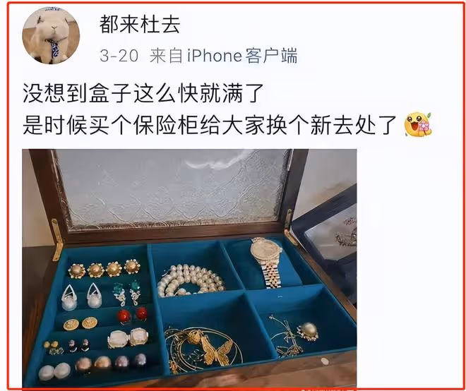 被胡總牽手的董小姐，私下熱愛曬身體，超多辣眼睛私密照被扒