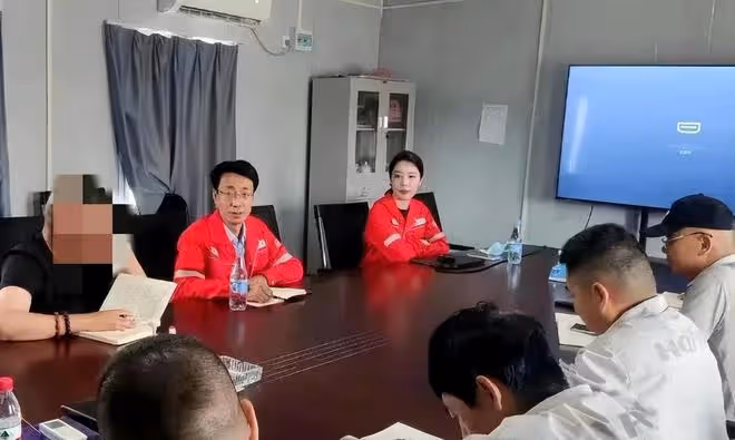 被胡總牽手的董小姐，私下熱愛曬身體，超多辣眼睛私密照被扒