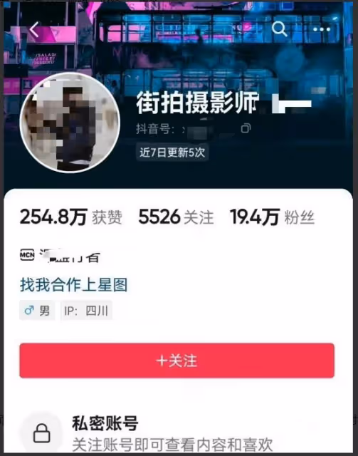 被胡總牽手的董小姐，私下熱愛曬身體，超多辣眼睛私密照被扒