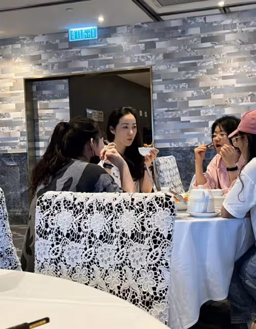 40歲韓雪香港聚餐，膚白貌美戴兩塊手錶，飲食方式被罵人設崩塌