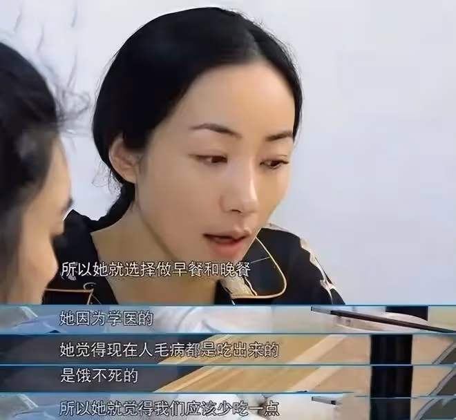 40歲韓雪香港聚餐，膚白貌美戴兩塊手錶，飲食方式被罵人設崩塌