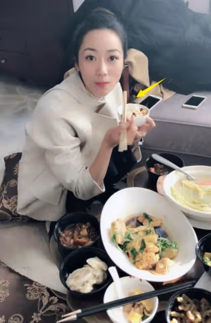 40歲韓雪香港聚餐，膚白貌美戴兩塊手錶，飲食方式被罵人設崩塌